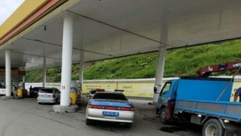 В Корсакове водитель на заправке протаранил дверь машины и скрылся с места ДТП