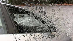 Сахалинец в ответ на оскорбление разбил окно в машине обидчика, а потом украл деньги у бывшей жены