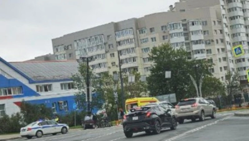 Toyota врезалась в столб на кольцевой развязке у площади Победы в Южно-Сахалинске