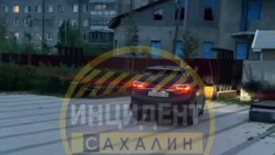 Девушка на иномарке прокатилась по детской площадке в Южно-Сахалинске