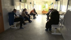 Десятки людей каждый день ждут приема в травмпункте Южно-Сахалинска