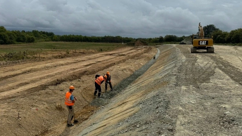 В Южно-Сахалинске заменили грунт на большей части западного участка объездной дороги