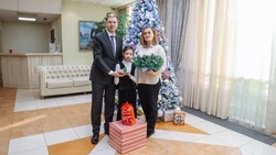 Мечты сбываются: глава правительства Сахалинской области подарил школьнице интерактивный глобус