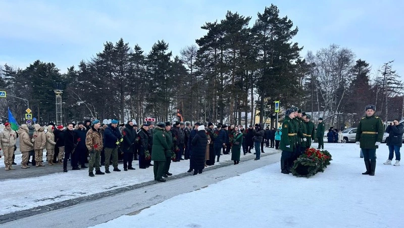 В Южно-Сахалинске почтили память защитников Отечества возложением цветов к Вечному огню