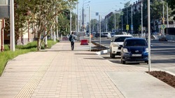 Сахалинцев просят "сдать" автомобилистов, паркующихся на газонах и детских площадках
