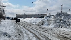 Грязь и снежные борозды заблокировали проезд к хлебокомбинату в Охе