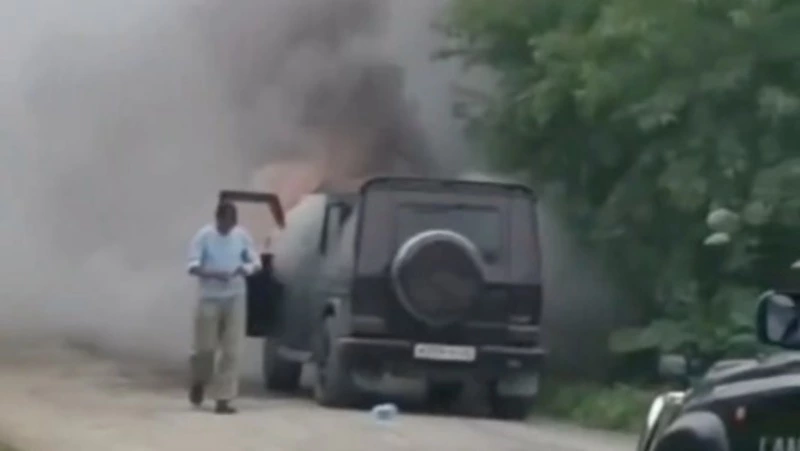  Mercedes Gelandewagen сгорел посреди леса в Долинском районе