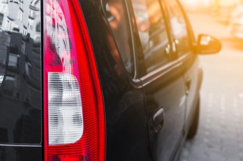 Мужчина проткнул отверткой машину неприятеля в Южно-Сахалинске