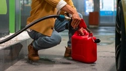 Кражу дизельного топлива и инструментов раскрыли в Холмском районе