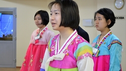 Школьники КНДР устроили мини-концерт в сахалинском правительстве