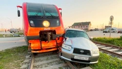 Легковушка легла под поезд в Корсаковском районе