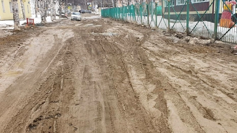 Южносахалинка пожаловалась на состояние утопающей в грязи Курильской