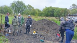 Пожарные тымовского отряда помогли коллеге в обустройстве территории для спасенных животных