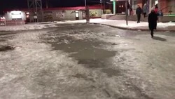 Как корова на льду: сахалинка пожаловалась на обледенелые пешеходные дорожки возле «Панорамы»