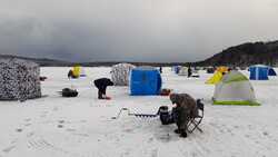 В рабочую субботу сахалинские рыбаки собрались на тонком, но крепком льду озера Изменчивое