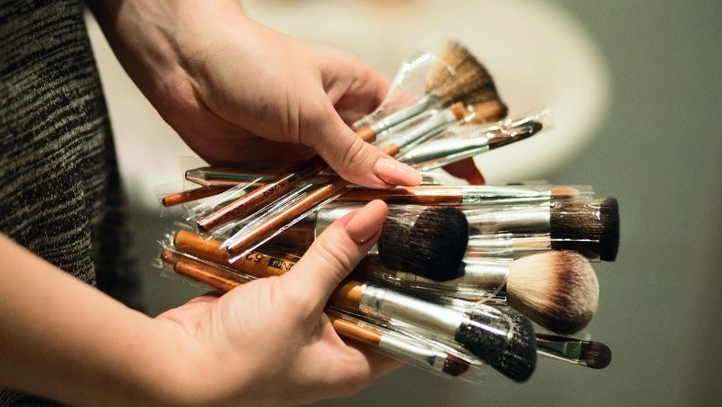 Две девушки попросили у мэра Долинска деньги на диплом бьюти-мастера