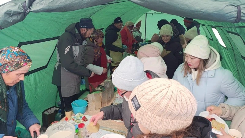 Вкусные блины, горячий чай и хорошее настроение: в Аниве прошел Саровский фестиваль