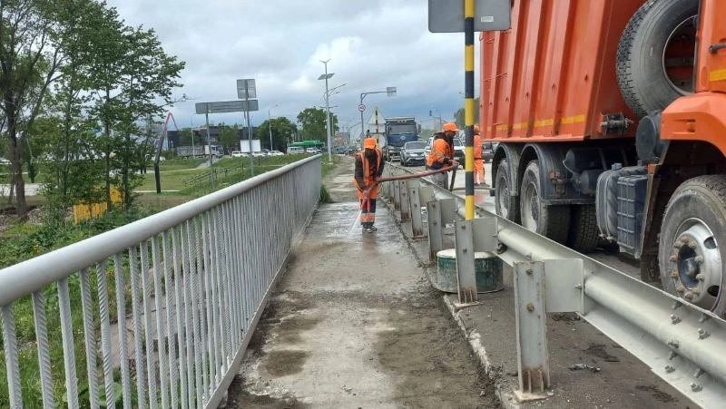 Пешеходную зону на участке трассы Южно-Сахалинск — Корсаков очистили после дождей