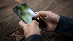 Жителя Невельска обвинили в краже телефона после застолья в квартире у подруги