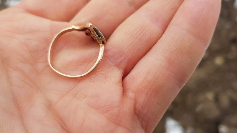 «Моя прелесть»: на Сахалине кладоискатель отыскал на картофельном поле золотое колечко