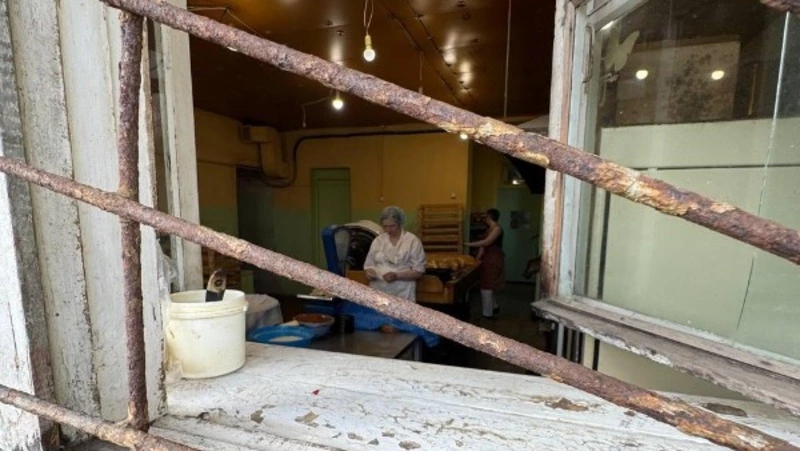 Каждое утро жителям одного из домов в Холмске портит сон пекарня