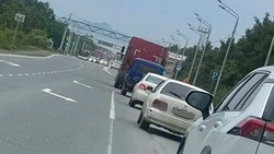 Водители вновь встали в пробку на въезде в Южно-Сахалинск по корсаковской трассе