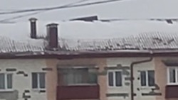 Ветер оторвал часть крыши у жилого дома в Поронайске 24 января