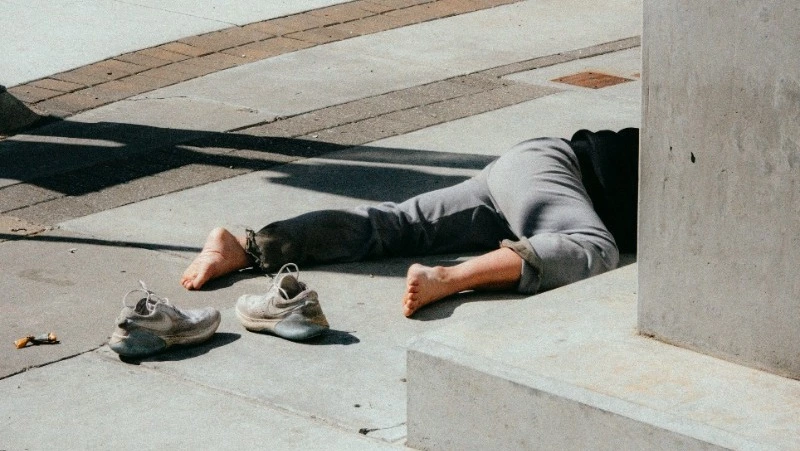 Студент сорвался с балкона и разбился насмерть на севере Сахалина