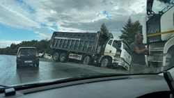 Две машины вылетели в кювет из-за аварии на анивской трассе