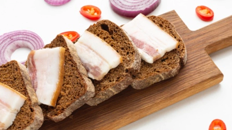 Гастроэнтеролог рассказала, что соленое сало может укрепить здоровье 