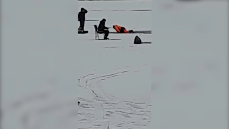 На Сахалине рыбаки массово проваливаются под лед озера Буссе в погоне за корюшкой