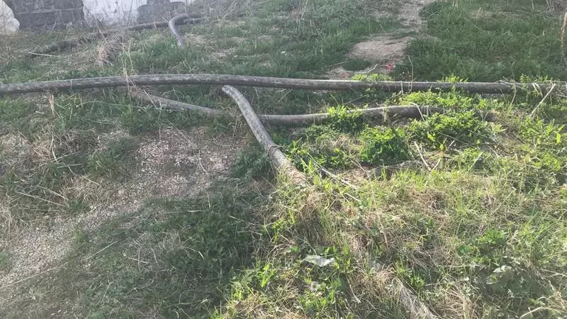 В Корсакове два года после стройки не убирают высоковольтный кабель с пригорка, где бегают дети