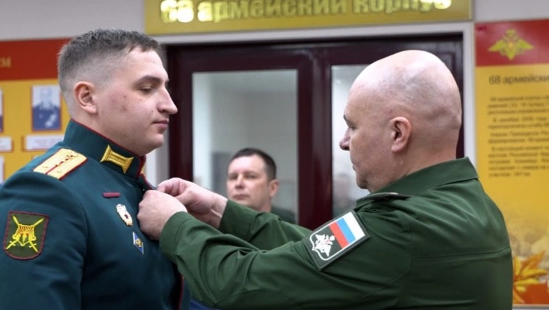 Первый замминистра обороны РФ Горнин вручил госнаграды военнослужащим на Сахалине