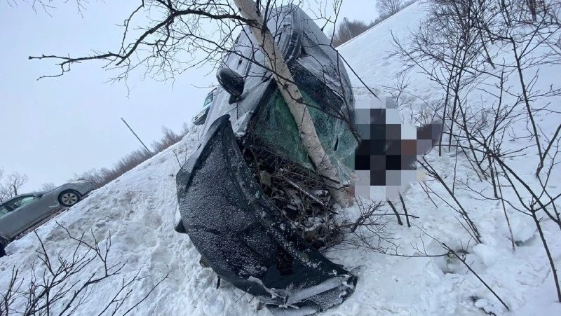 Смертельное ДТП на Сахалине: от столкновения авто выбросило в кювет  