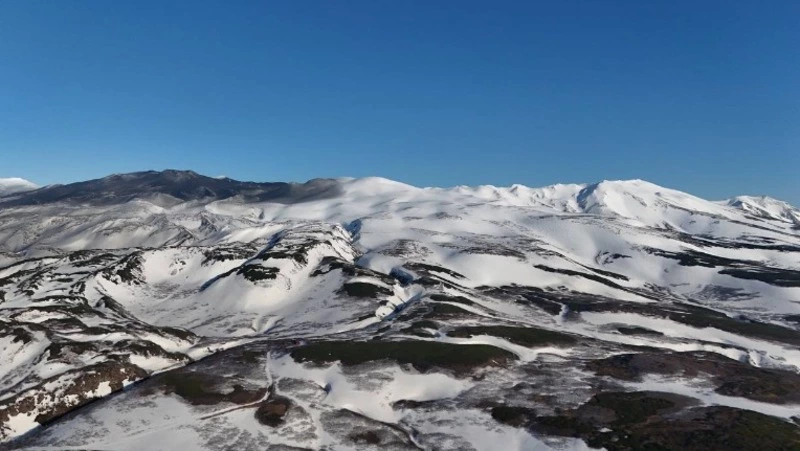 «Ночью был сильный хлопок»: Северо-Курильск засыпало пеплом из-за активности вулкана Эбеко
