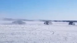 «Развлекаются как могут»: сахалинцы устроили дрифт на Теплых озерах