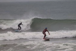 Лови волну: российские серферы покоряют воды на Курилах — ВИДЕО