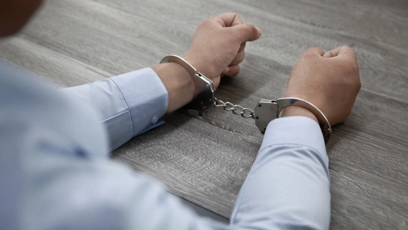 Полиция в Аниве задержала подозреваемого в краже сотового телефона