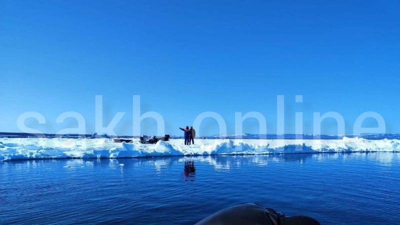 МЧС опубликовало кадры операции по спасению трех рыбаков со льдины в Долинском районе
