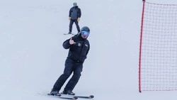 Первый снег — первый спуск: лыжники и сноубордисты открыли сезон на «Горном воздухе»