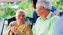 Сахалинским пенсионерам-опекунам будут индексировать пенсии и давать бесплатный проезд на отдых