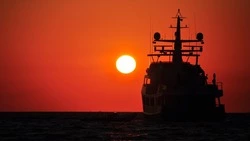 Пограничники Сахалина спасли компанию рыбаков в Татарском проливе