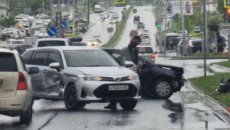 Две Toyota Fielder столкнулись в районе ТДЦ «Столица» в Южно-Сахалинске