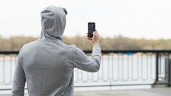 Житель Южно-Сахалинска украл телефон у таксиста через открытое окно 
