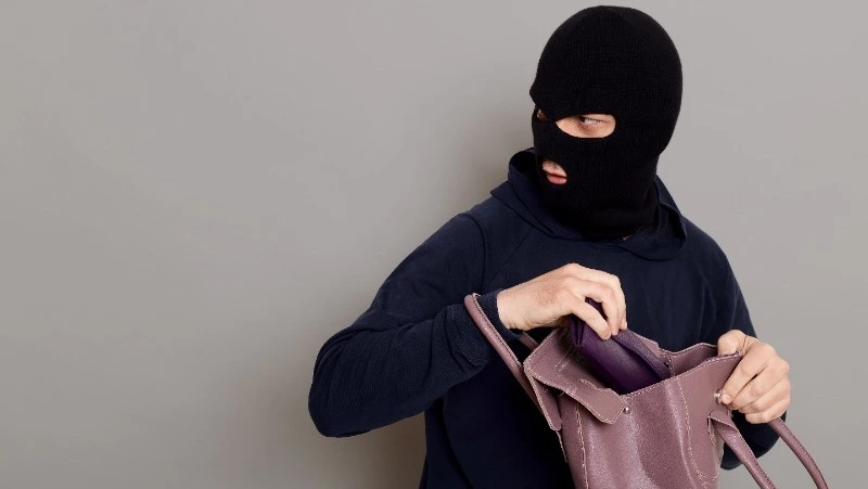 Пьяный житель Хабаровска попался на краже вещей из квартиры на Сахалине