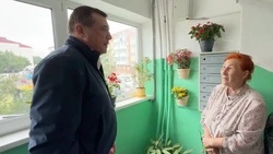 «Чисто и красиво»: жители Корсакова показали губернатору ремонт своего подъезда