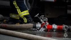 Вспыхнувший гараж тушили пятеро спасателей в селе Дальнем