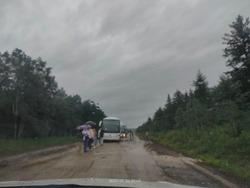 Автобус с пассажирами застрял в грязи на Сахалине