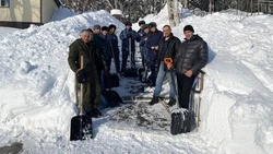 Добровольцы исправительной колонии помогли расчистить территорию зоопарка на Сахалине