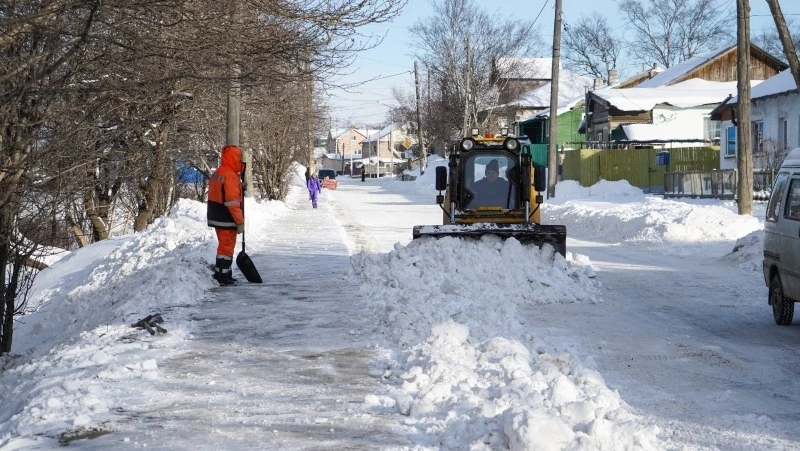 Более двух тысяч кубометров снега вывезли в Корсаковском районе после непогоды
